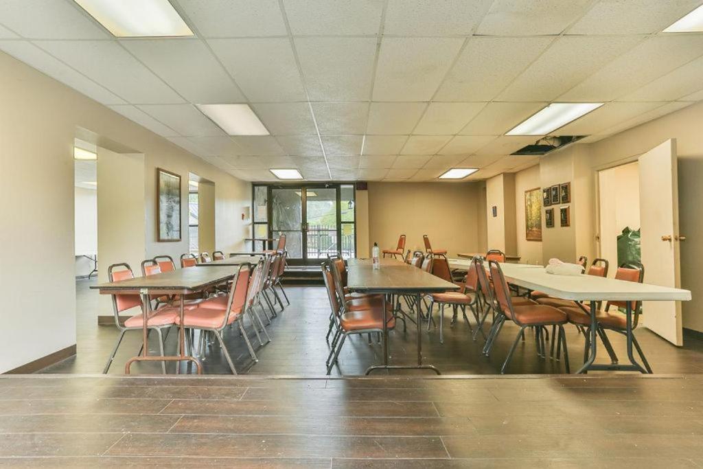 Family Bear Condos, Full King Suite, Kitchen, Pool Access Unit 103 แกตลิงเบิร์ก ภายนอก รูปภาพ