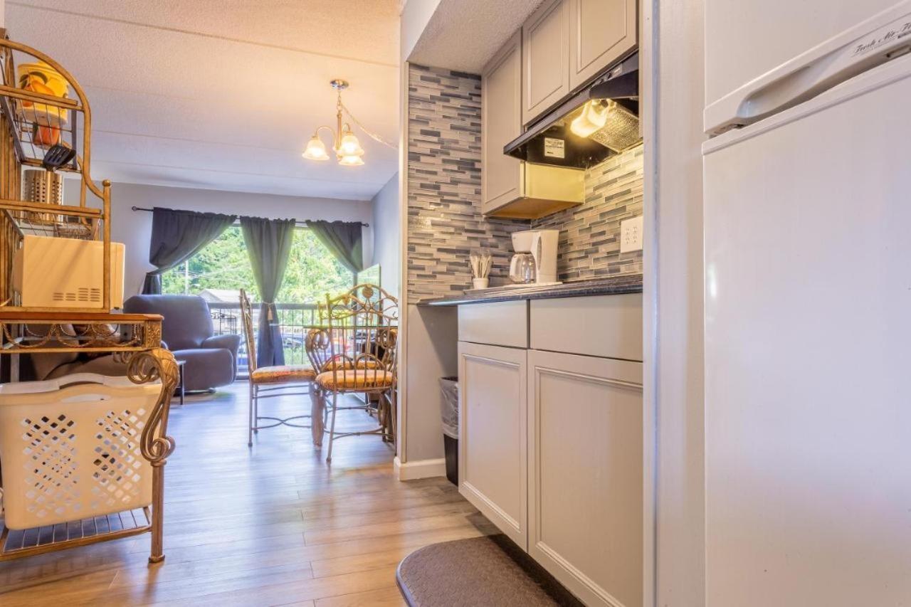 Family Bear Condos, Full King Suite, Kitchen, Pool Access Unit 103 แกตลิงเบิร์ก ภายนอก รูปภาพ