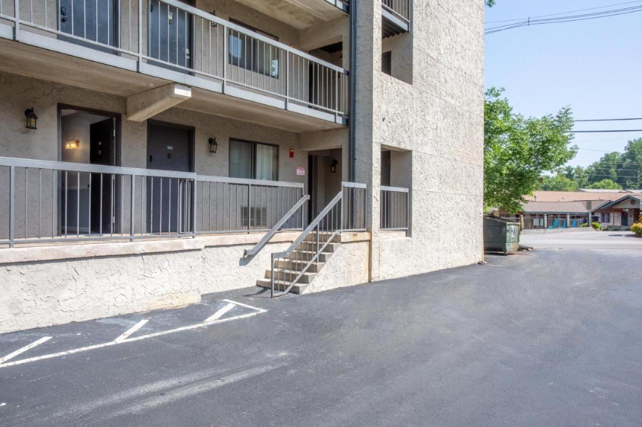 Family Bear Condos, Full King Suite, Kitchen, Pool Access Unit 103 แกตลิงเบิร์ก ภายนอก รูปภาพ