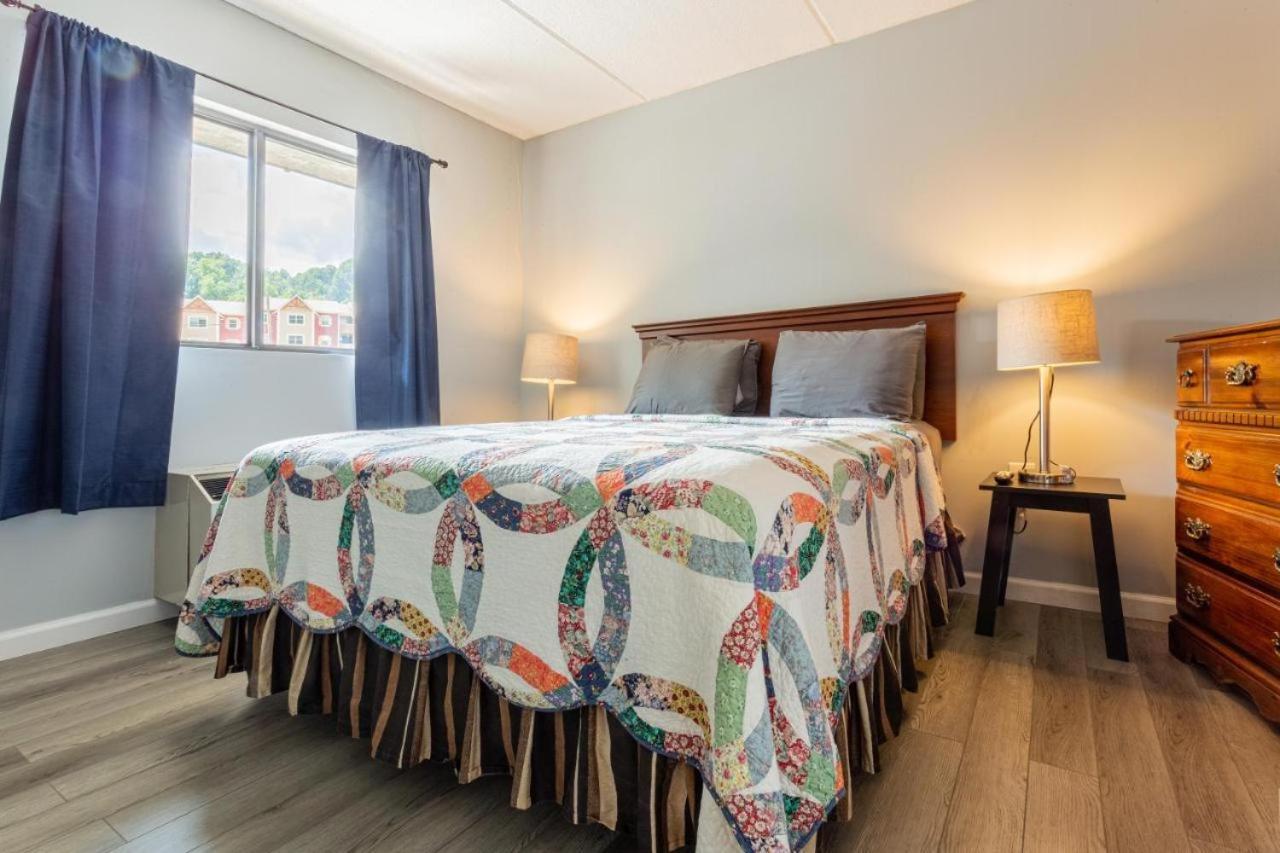 Family Bear Condos, Full King Suite, Kitchen, Pool Access Unit 103 แกตลิงเบิร์ก ภายนอก รูปภาพ
